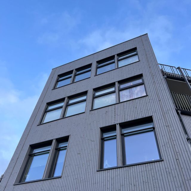 Fasade på bygg med store vindu